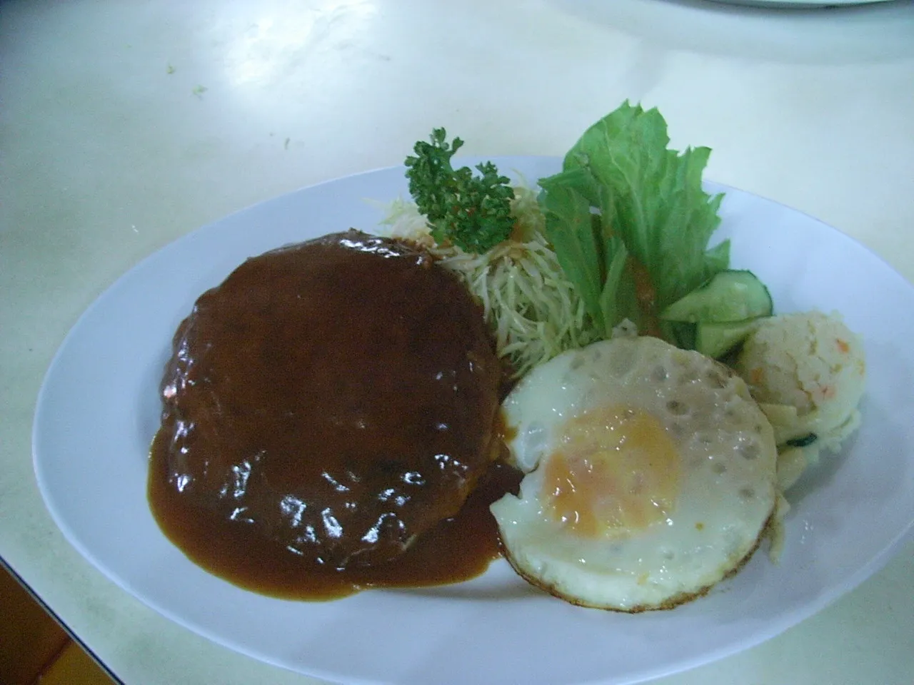 デミグラスソースのハンバーグと目玉焼き